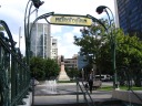 Square Victoria, with its greenery, its statue, its neighboring imposing
modern skyscraper (on the right) (the current Stock Exchange building), and
its Metro entrance, a gift from Paris's transit commission.
