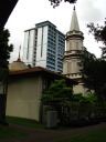 The Hajjah Fatimah Mosque (a.k.a. Rochor Mosque) and its octagonal
minaret.
