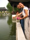 Di Yin fed fish blueberry muffin crumbs.  The couple behind her was the
family friends who planned this trip to Suzhou and Lake Tai.
