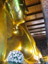 The Reclining Buddha, the reason this temple is famous.  It's huge: 140
feet long and 50 feet high.Head-to-feet shot.


